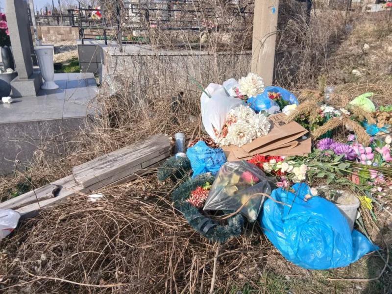 На кладбищах Новороссийска кучи мусора лежат рядом с полупустыми &laquo;лодочками&raquo;