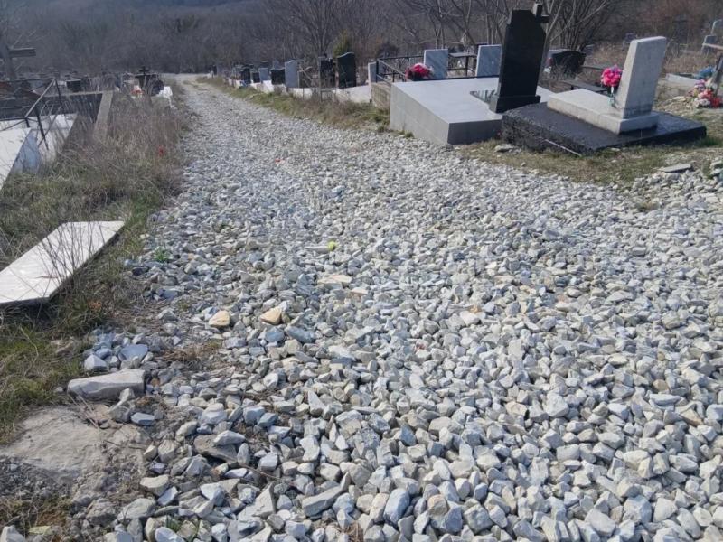 На кладбищах Новороссийска кучи мусора лежат рядом с полупустыми &laquo;лодочками&raquo;