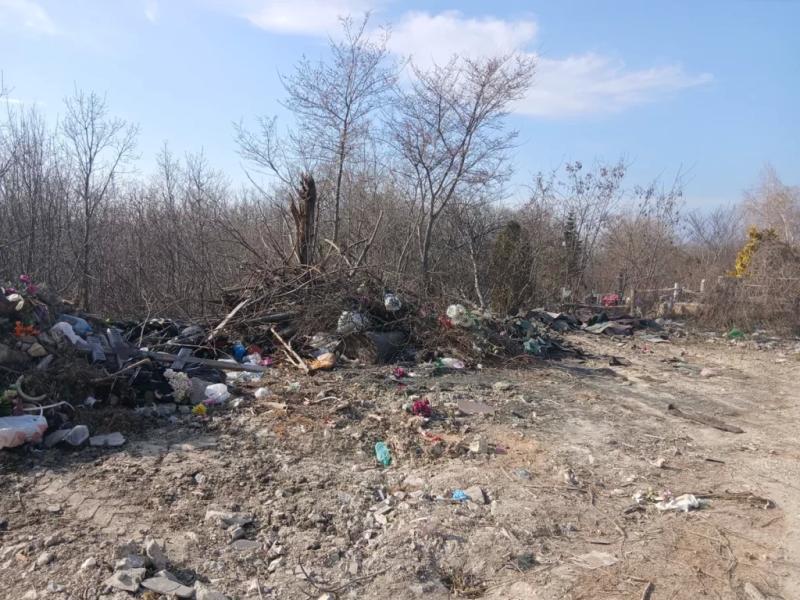 На кладбищах Новороссийска кучи мусора лежат рядом с полупустыми &laquo;лодочками&raquo;