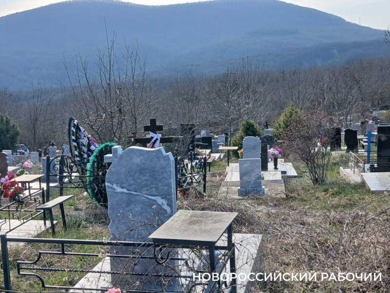 На кладбищах Новороссийска кучи мусора лежат рядом с полупустыми &laquo;лодочками&raquo;