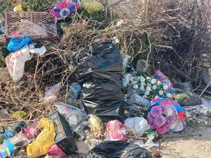 На кладбищах Новороссийска кучи мусора лежат рядом с полупустыми &laquo;лодочками&raquo;