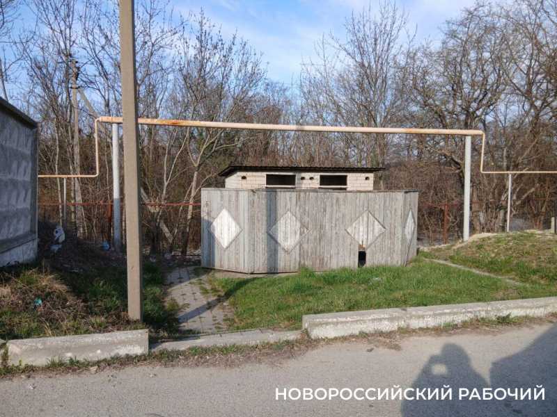 На кладбищах Новороссийска кучи мусора лежат рядом с полупустыми &laquo;лодочками&raquo;