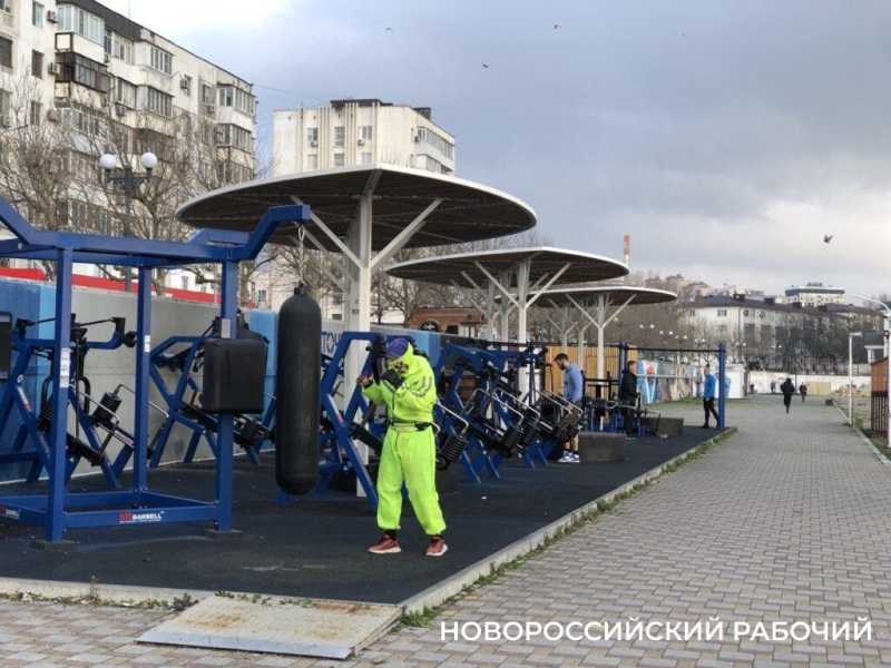 Набережная Новороссийска: умиротворение, теплеющее море и бег за здоровьем
