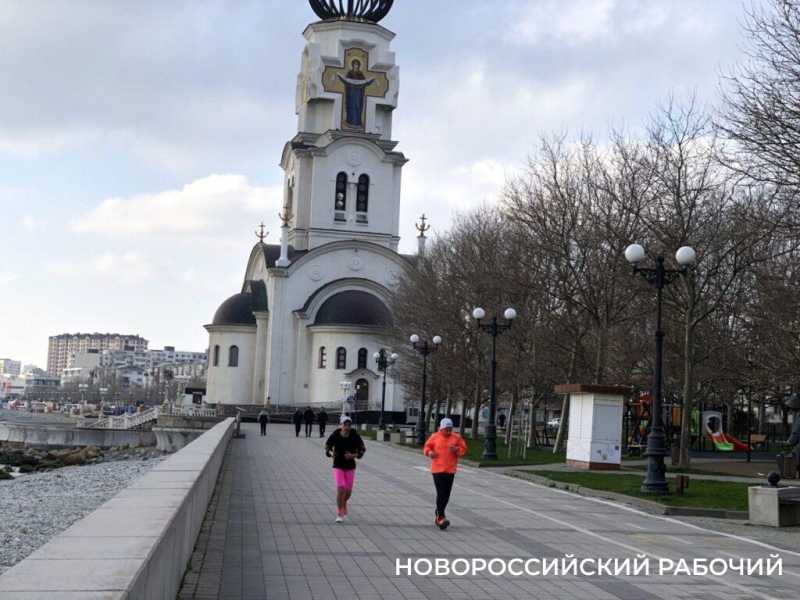 Набережная Новороссийска: умиротворение, теплеющее море и бег за здоровьем