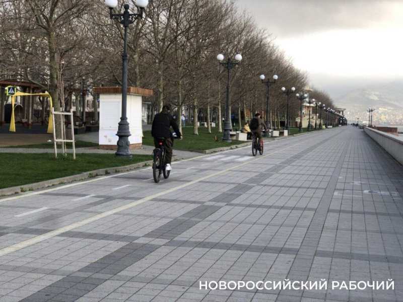 Набережная Новороссийска: умиротворение, теплеющее море и бег за здоровьем