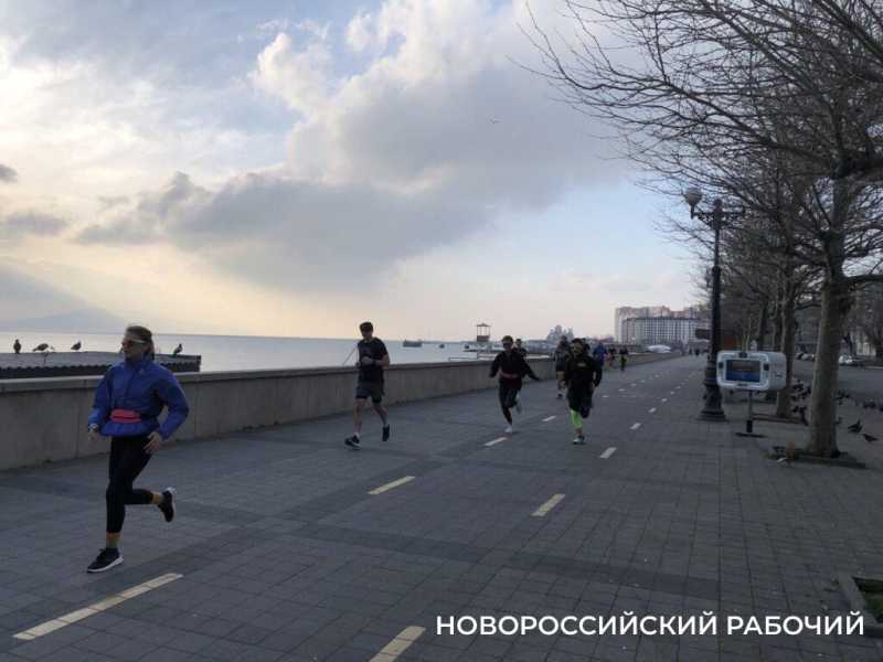 Набережная Новороссийска: умиротворение, теплеющее море и бег за здоровьем