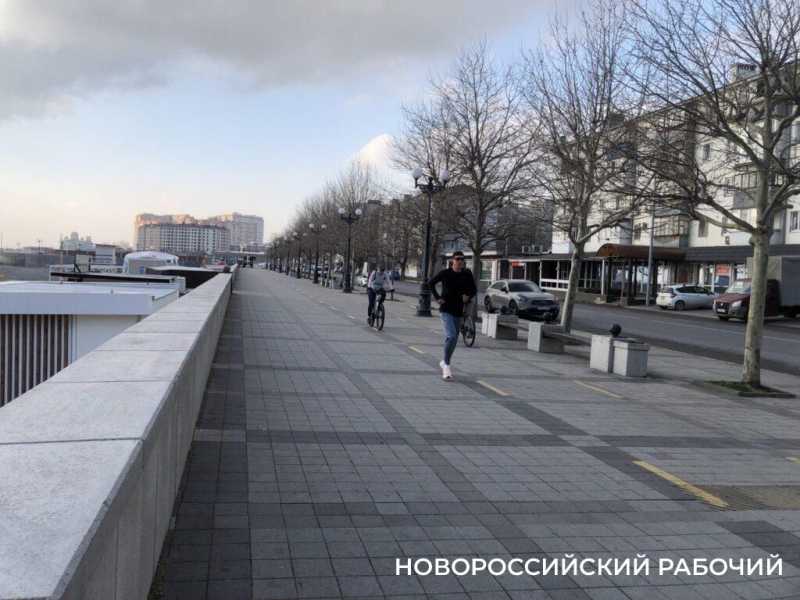 Набережная Новороссийска: умиротворение, теплеющее море и бег за здоровьем