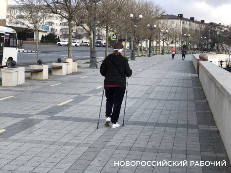 Набережная Новороссийска: умиротворение, теплеющее море и бег за здоровьем