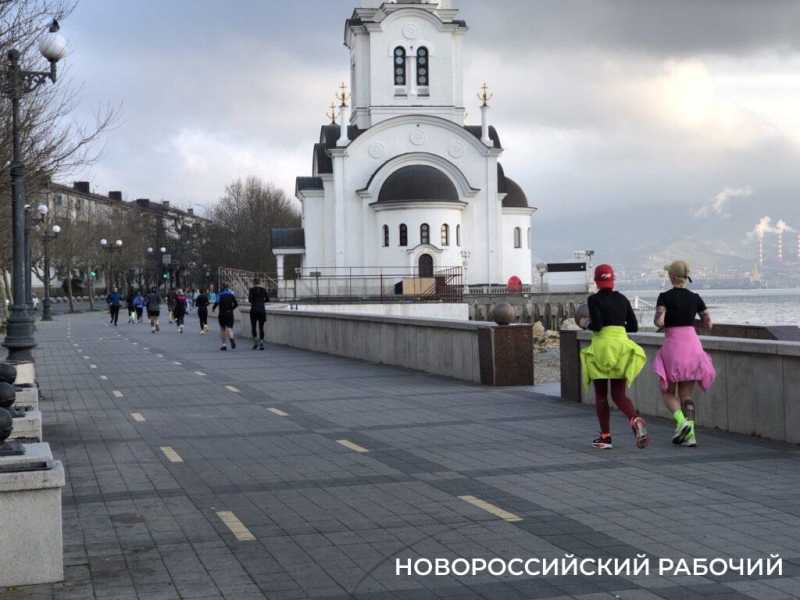 Набережная Новороссийска: умиротворение, теплеющее море и бег за здоровьем