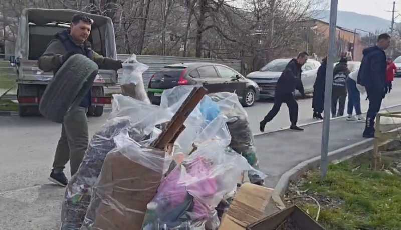 &laquo;Начни с себя!&raquo;: двухмесячник субботников объединил жителей города-героя Новороссийска