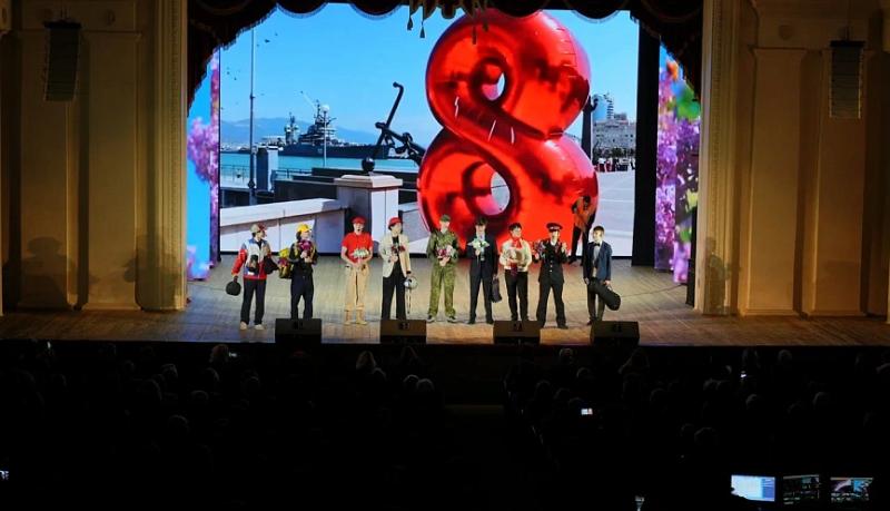 Накануне 8 Марта в городском театре Новороссийска состоялось торжественное мероприятие в честь выдающихся женщин города-героя