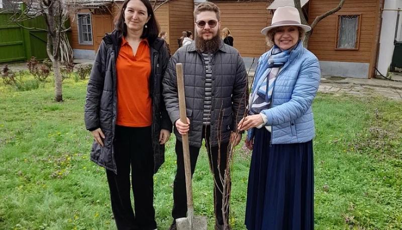 Новороссийские литераторы и юные активисты &laquo;Шхуны ровесников&raquo; высадили абрикосовые деревца во дворе дома-музея Николая Островского