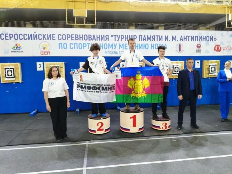 Новороссийские метатели ножа собрали в Москве россыпь наград