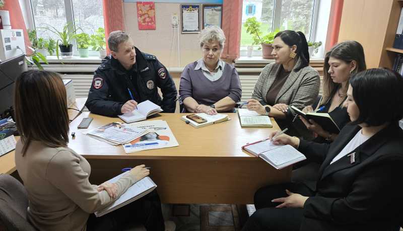 Новороссийские полицейские проводят профилактические мероприятия и предупреждают граждан об угрозах дистанционного мошенничества