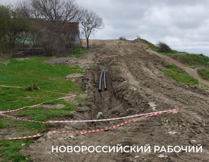 Пляжу &ndash; труба. В Новороссийске продолжается прокладка канализации вдоль морского берега