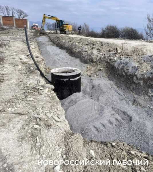 Пляжу &ndash; труба. В Новороссийске продолжается прокладка канализации вдоль морского берега