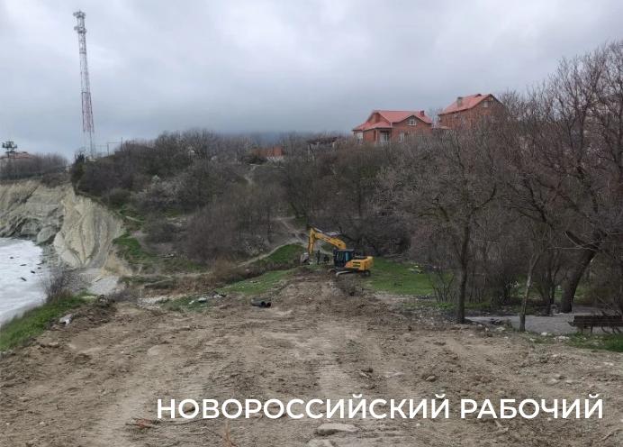 Пляжу &ndash; труба. В Новороссийске продолжается прокладка канализации вдоль морского берега