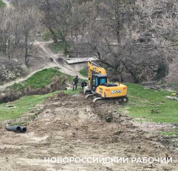 Пляжу &ndash; труба. В Новороссийске продолжается прокладка канализации вдоль морского берега