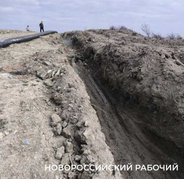 Пляжу &ndash; труба. В Новороссийске продолжается прокладка канализации вдоль морского берега