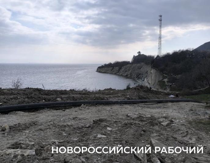 Пляжу &ndash; труба. В Новороссийске продолжается прокладка канализации вдоль морского берега