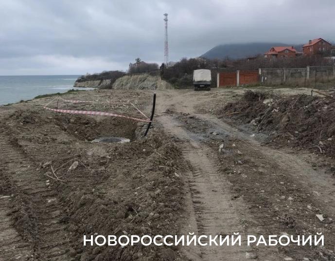 Пляжу &ndash; труба. В Новороссийске продолжается прокладка канализации вдоль морского берега