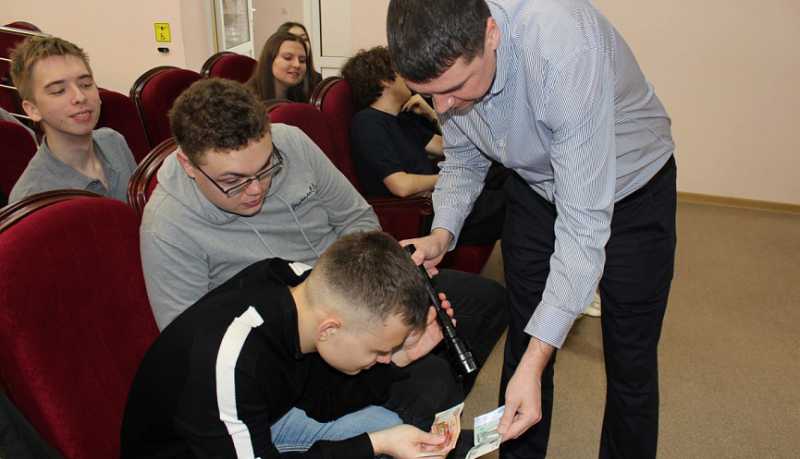 Полицейские отдела по борьбе с экономическими преступлениями и противодействия коррупции в свой профессиональный праздник встретились со студентами Новороссийска