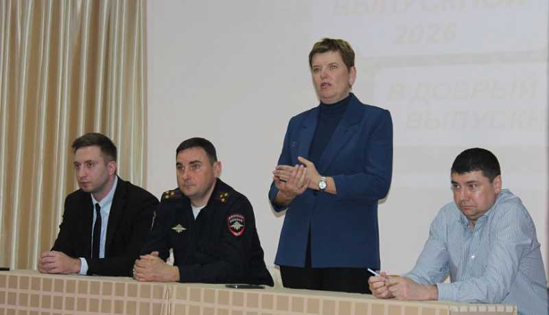 Полицейские отдела по борьбе с экономическими преступлениями и противодействия коррупции в свой профессиональный праздник встретились со студентами Новороссийска