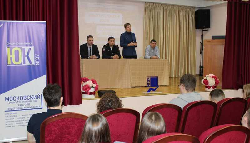 Полицейские отдела по борьбе с экономическими преступлениями и противодействия коррупции в свой профессиональный праздник встретились со студентами Новороссийска