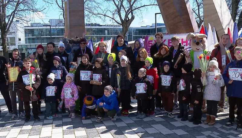 Спорт, цветы и море любви: в городе-герое Новороссийске накануне 8 Марта состоялся традиционный &laquo;Букетный забег&raquo;