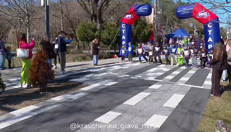 Спорт, цветы и море любви: в городе-герое Новороссийске накануне 8 Марта состоялся традиционный &laquo;Букетный забег&raquo;