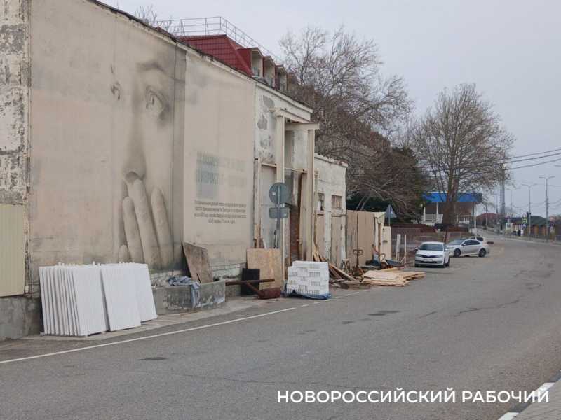 В курортном пригороде Новороссийска море набросало на пляж валуны и мусор