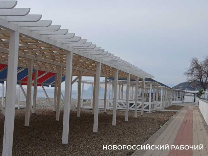В курортном пригороде Новороссийска море набросало на пляж валуны и мусор