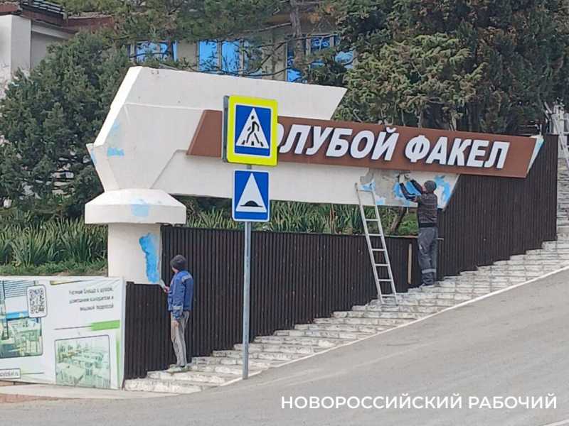 В курортном пригороде Новороссийска море набросало на пляж валуны и мусор