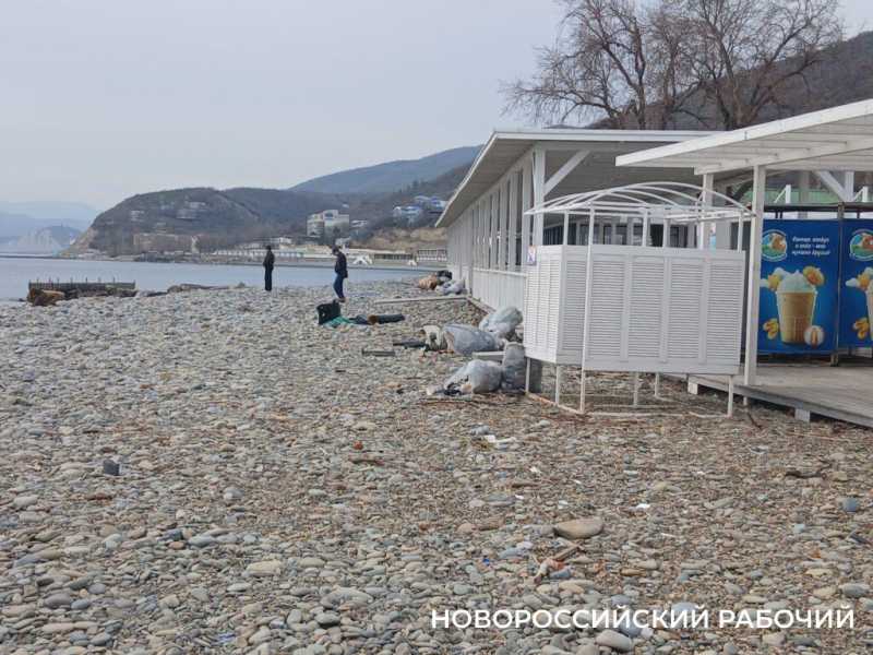 В курортном пригороде Новороссийска море набросало на пляж валуны и мусор