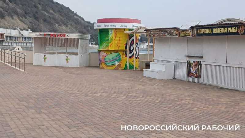 В курортном пригороде Новороссийска море набросало на пляж валуны и мусор