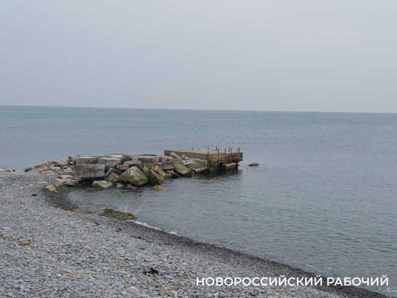 В курортном пригороде Новороссийска море набросало на пляж валуны и мусор