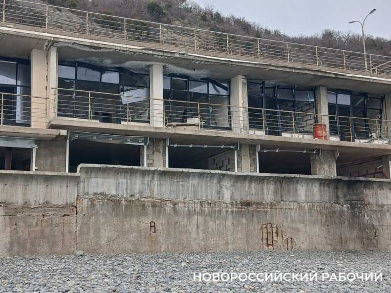 В курортном пригороде Новороссийска море набросало на пляж валуны и мусор