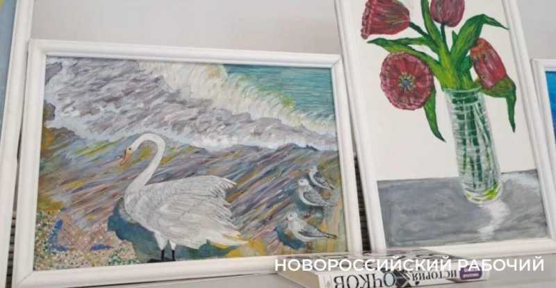 В Новороссийске 80-летняя Галина Сорокина стала для пенсионеров средством от хандры и открыла выставку картин