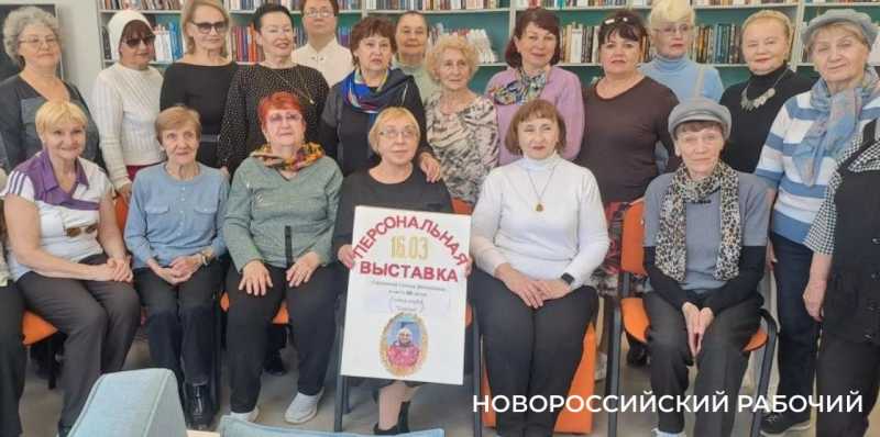 В Новороссийске 80-летняя Галина Сорокина стала для пенсионеров средством от хандры и открыла выставку картин