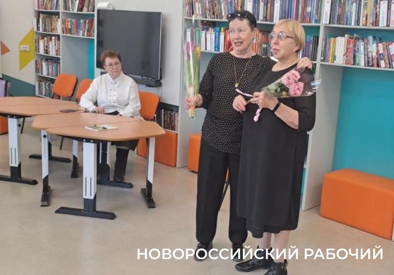 В Новороссийске 80-летняя Галина Сорокина стала для пенсионеров средством от хандры и открыла выставку картин