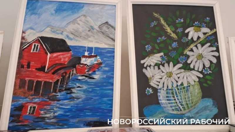 В Новороссийске 80-летняя Галина Сорокина стала для пенсионеров средством от хандры и открыла выставку картин