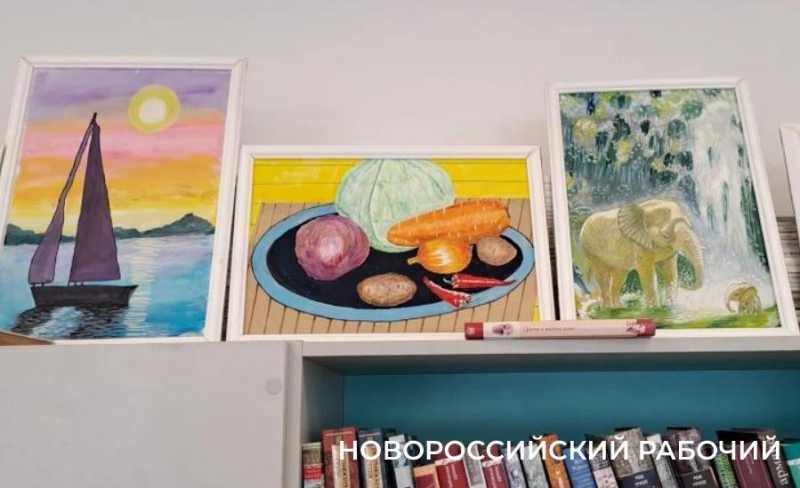 В Новороссийске 80-летняя Галина Сорокина стала для пенсионеров средством от хандры и открыла выставку картин