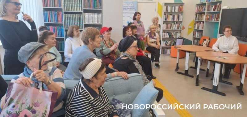 В Новороссийске 80-летняя Галина Сорокина стала для пенсионеров средством от хандры и открыла выставку картин
