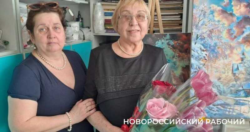 В Новороссийске 80-летняя Галина Сорокина стала для пенсионеров средством от хандры и открыла выставку картин