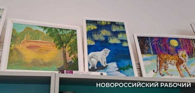 В Новороссийске 80-летняя Галина Сорокина стала для пенсионеров средством от хандры и открыла выставку картин