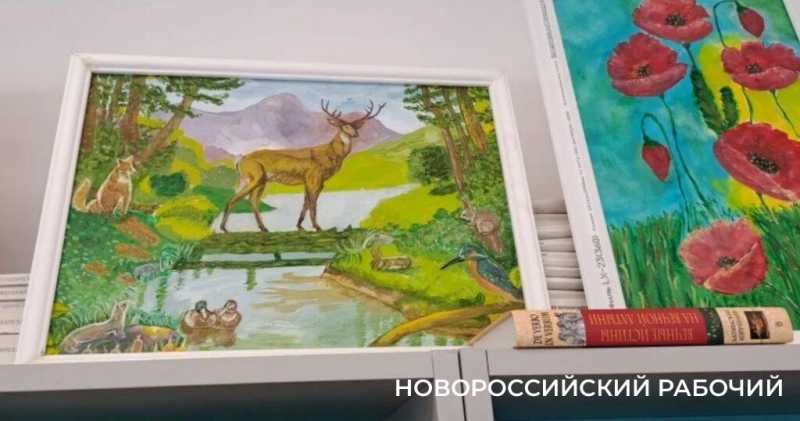 В Новороссийске 80-летняя Галина Сорокина стала для пенсионеров средством от хандры и открыла выставку картин