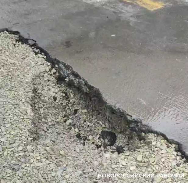 В Новороссийске автомобиль провалился в яму, разрытую коммунальщиками