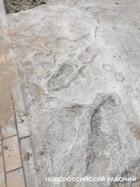 В Новороссийске чиновники пообещали восстановить тротуар, который&hellip; уже отремонтировали