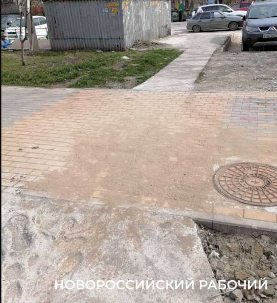 В Новороссийске чиновники пообещали восстановить тротуар, который&hellip; уже отремонтировали