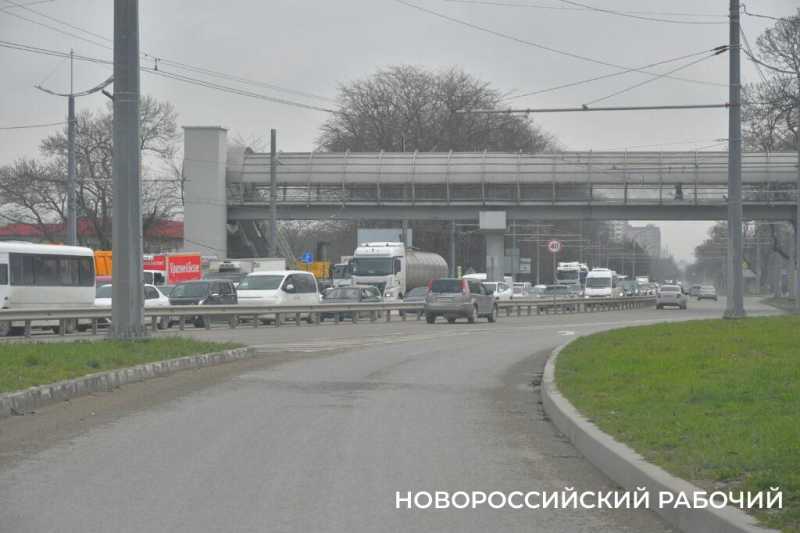 В Новороссийске до июня стоять в ремонтных пробках, а потом — из-за туристов